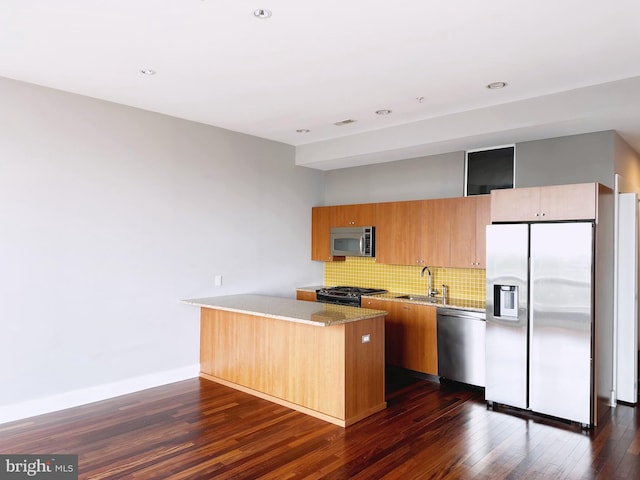 kitchen with visible vents, dark wood finished floors, decorative backsplash, appliances with stainless steel finishes, and a sink