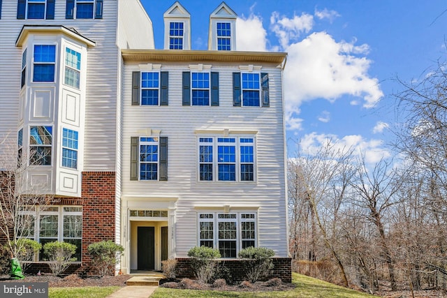 view of front of house with brick siding