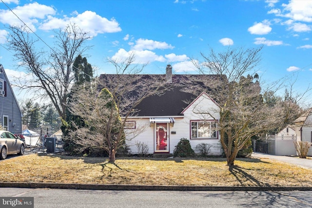 view of front of home featuring a front yard and fence