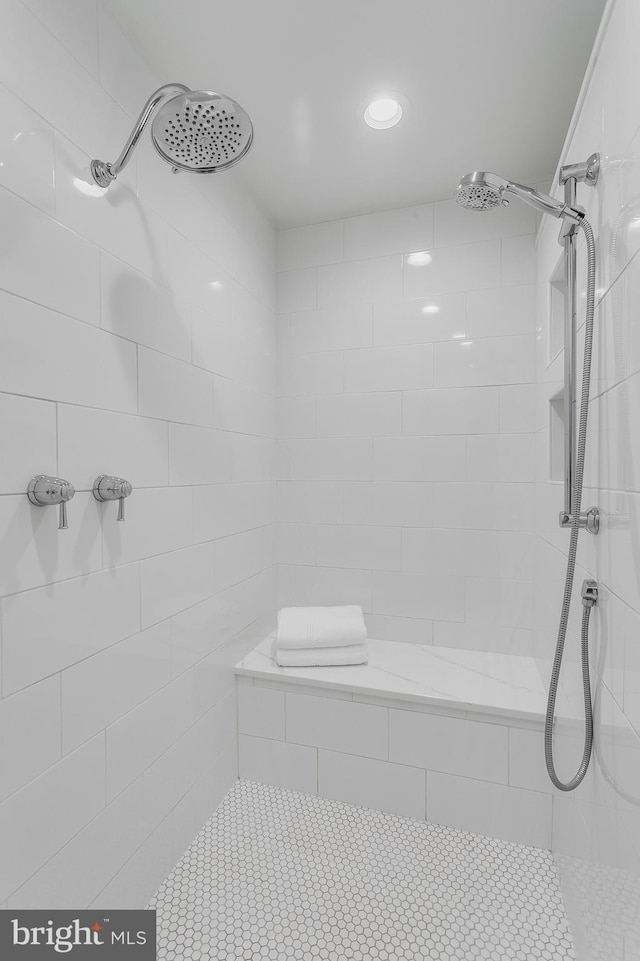 full bathroom featuring a tile shower