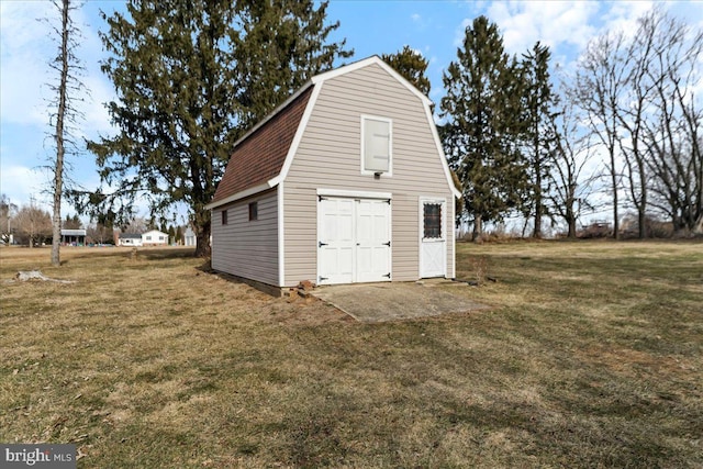 view of outdoor structure featuring an outbuilding