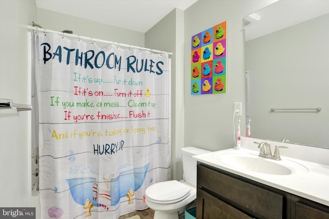 full bath featuring a shower with curtain, vanity, and toilet