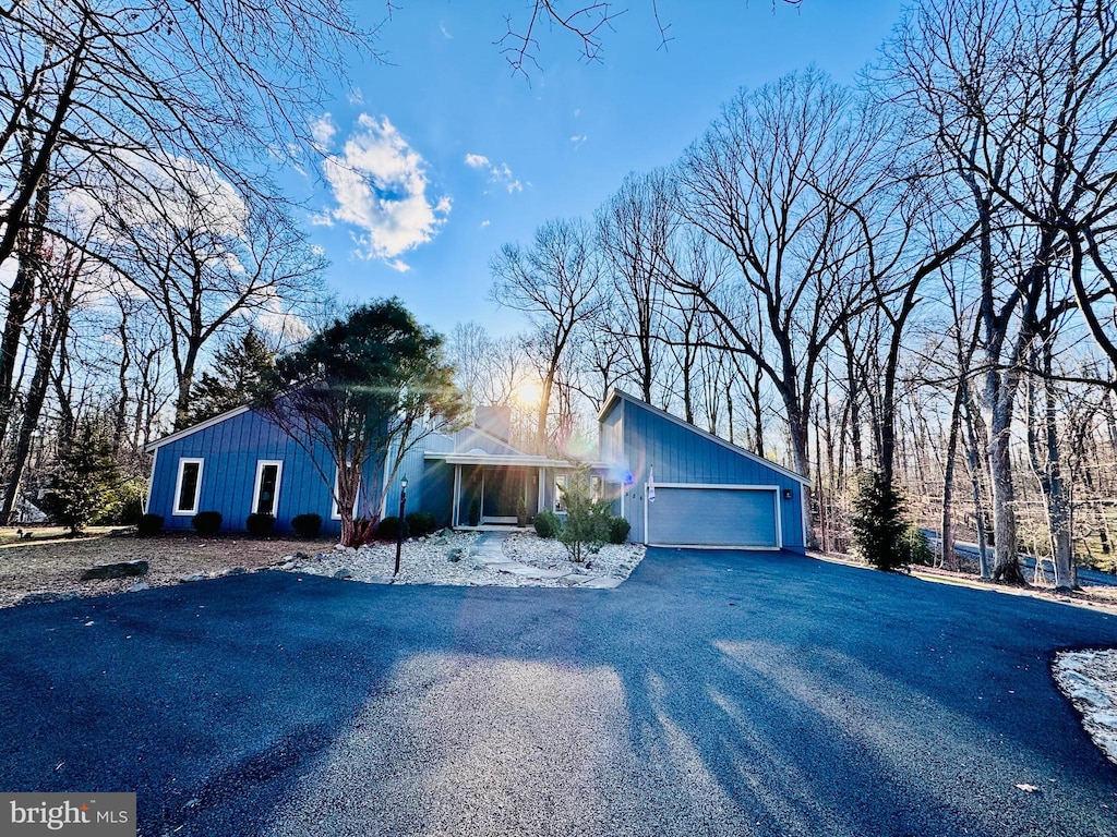 ranch-style house featuring driveway