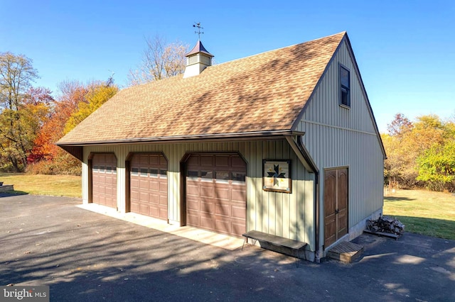 view of detached garage