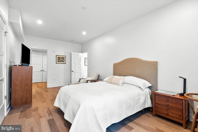 bedroom featuring light wood-style flooring, baseboards, and recessed lighting