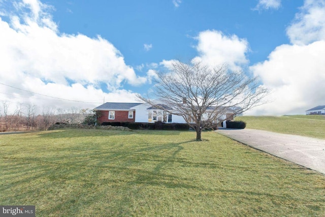 view of yard featuring concrete driveway