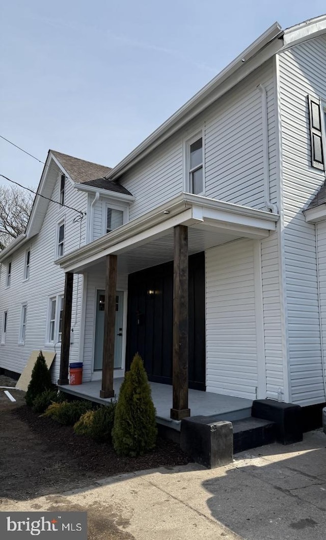 view of front of property featuring a porch