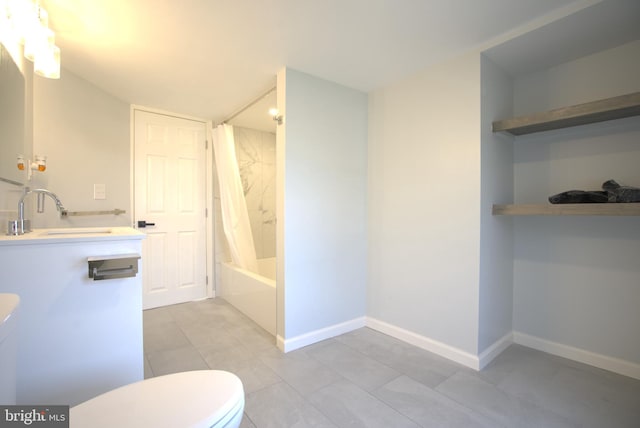 bathroom featuring shower / bathtub combination with curtain, toilet, a sink, tile patterned flooring, and baseboards