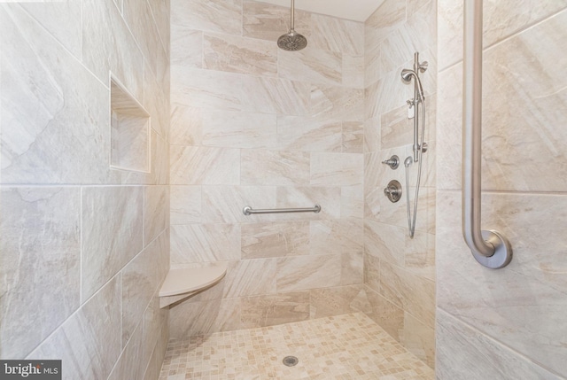 bathroom featuring tiled shower