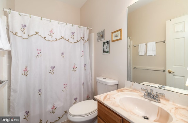 bathroom featuring a shower with curtain, visible vents, vanity, and toilet