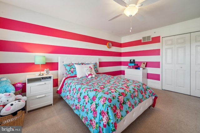 bedroom featuring light carpet, a ceiling fan, visible vents, and a closet