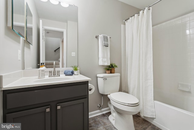 full bath featuring baseboards, shower / tub combo with curtain, vanity, and toilet