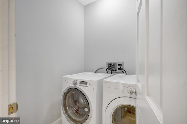 927 12th St NE, Washington, DC 20002 - laundry room featuring washing machine and dryer and laundry area