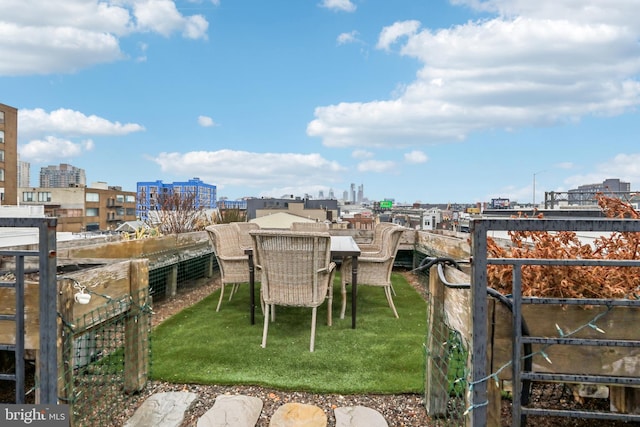 view of yard with a city view