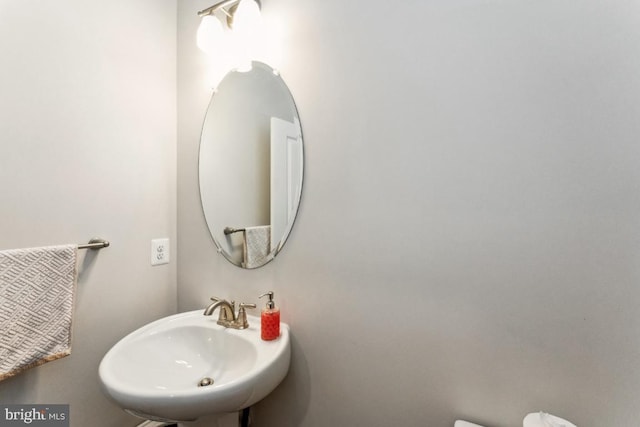 bathroom featuring a sink