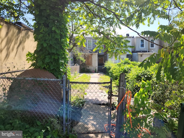 2030 N Washington St, Baltimore, MD 21213 - gate featuring fence
