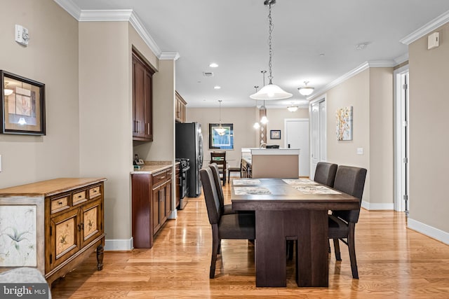 dining space with visible vents, baseboards, light wood-style flooring, ornamental molding, and recessed lighting