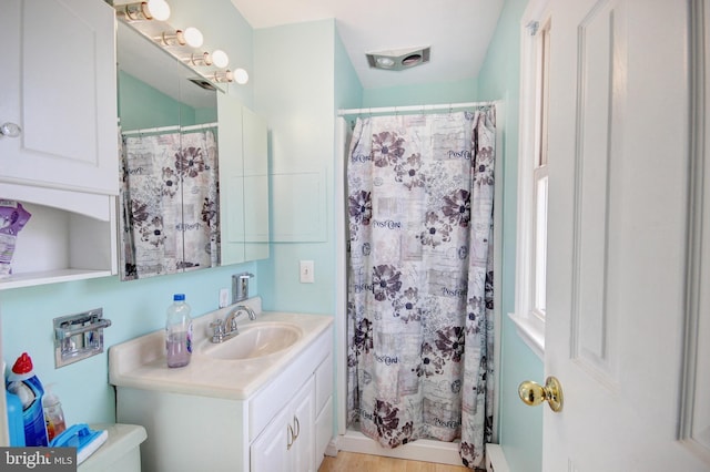 full bathroom featuring visible vents, curtained shower, toilet, and vanity