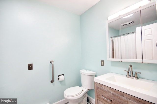 bathroom with visible vents, baseboards, toilet, curtained shower, and vanity