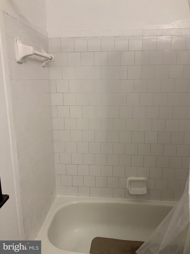 full bath with shower / bathtub combination with curtain