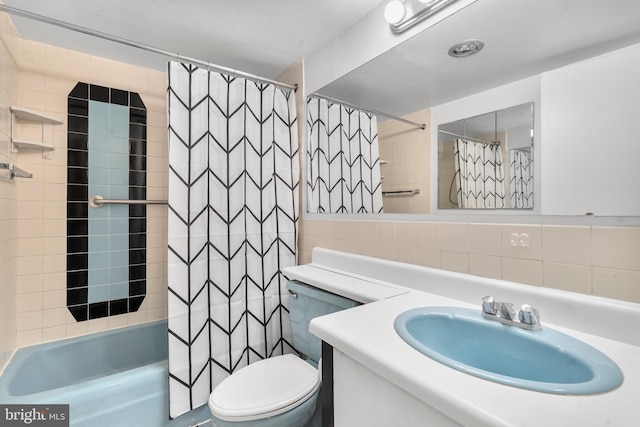 bathroom featuring tile walls, backsplash, toilet, a shower with shower curtain, and vanity