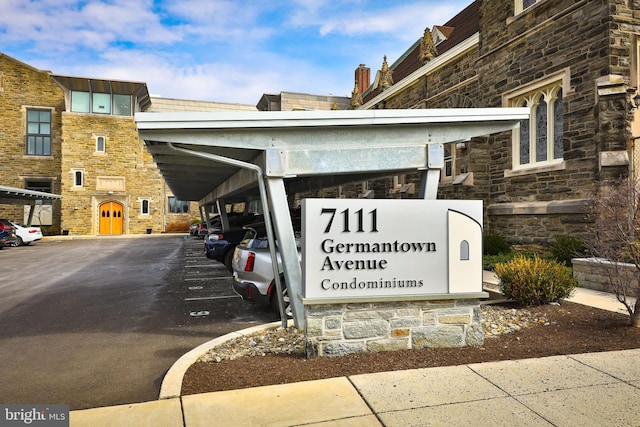 community sign featuring uncovered parking