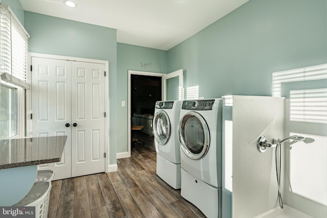 laundry area with baseboards, dark wood-style flooring, and washing machine and clothes dryer