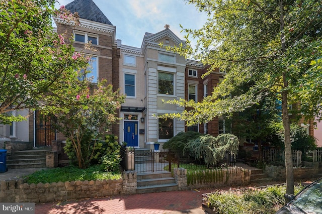 victorian home featuring a fenced front yard