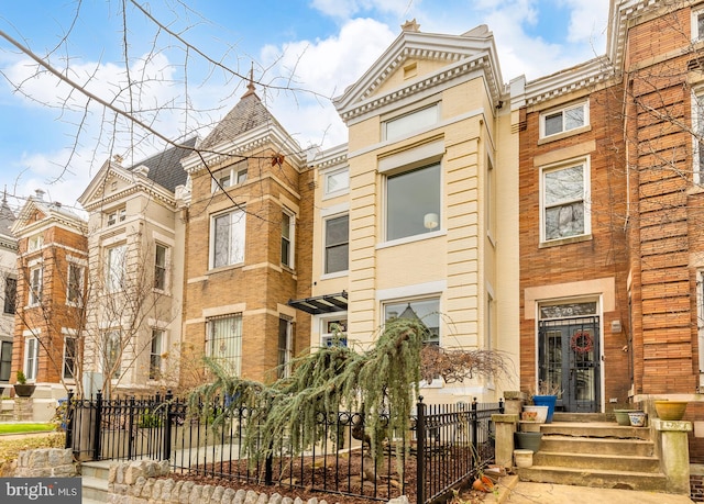 view of front facade with a fenced front yard