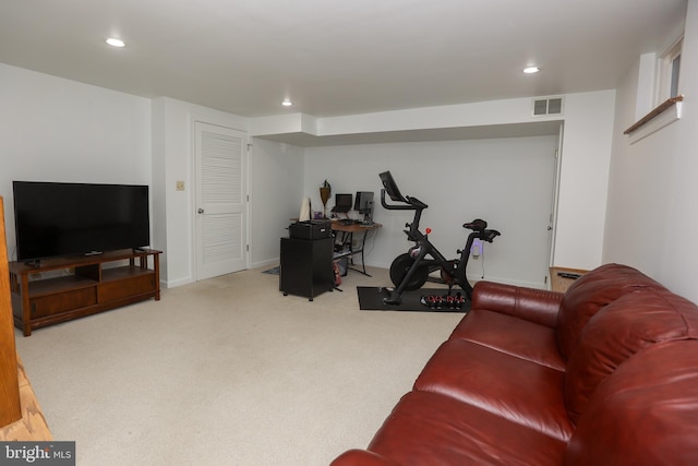 living area with baseboards, visible vents, carpet flooring, and recessed lighting