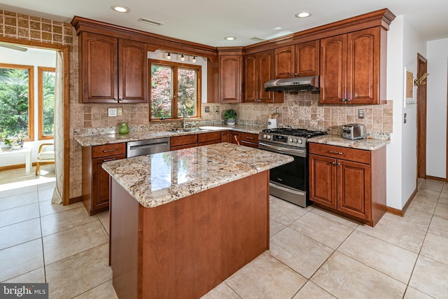 kitchen with stainless steel appliances, under cabinet range hood, healthy amount of natural light, a sink, and recessed lighting