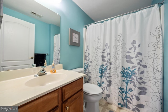 bathroom featuring toilet, a shower with shower curtain, vanity, and visible vents