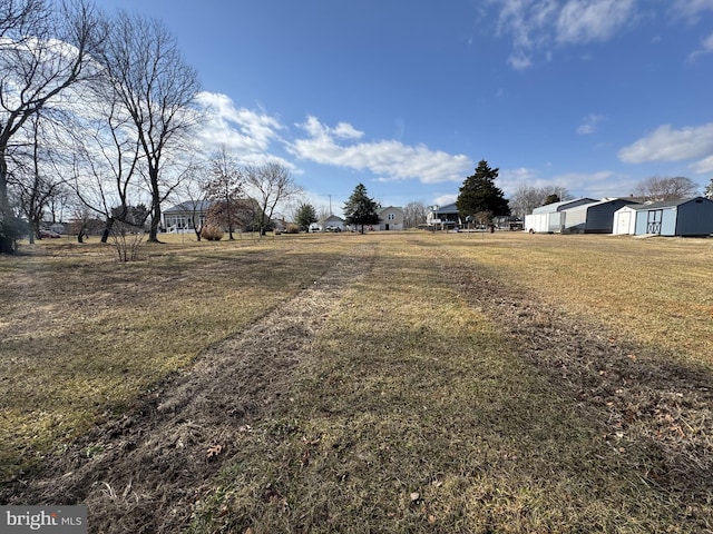 view of yard with a residential view and an outbuilding