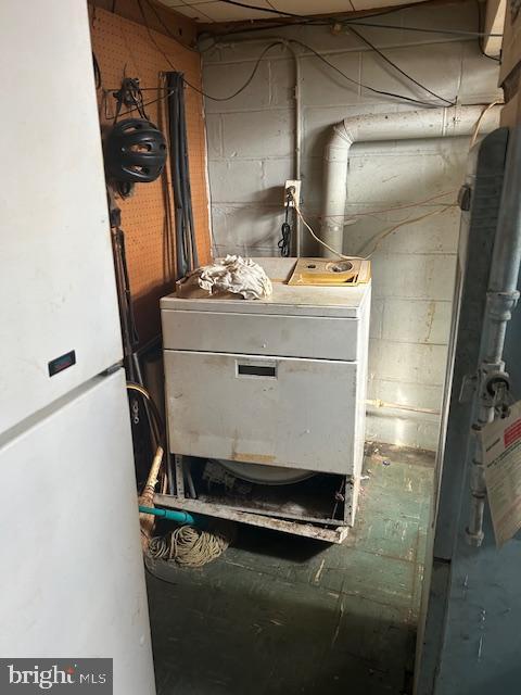 utility room with washer / clothes dryer