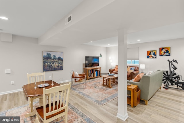 living room with baseboards, light wood-type flooring, visible vents, and recessed lighting