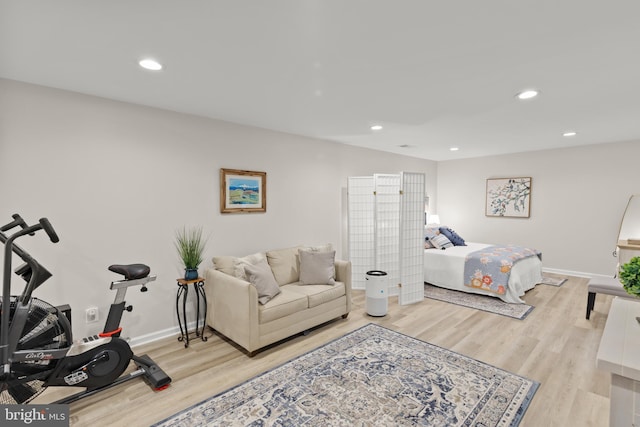 bedroom featuring light wood-style floors, baseboards, and recessed lighting