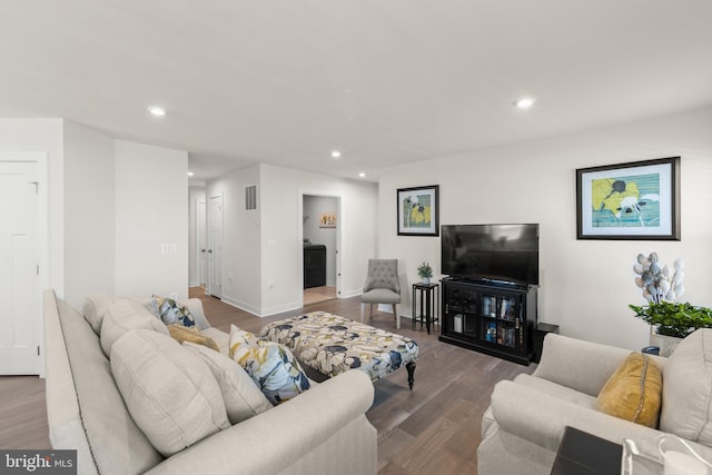 living area with baseboards, dark wood-style flooring, visible vents, and recessed lighting