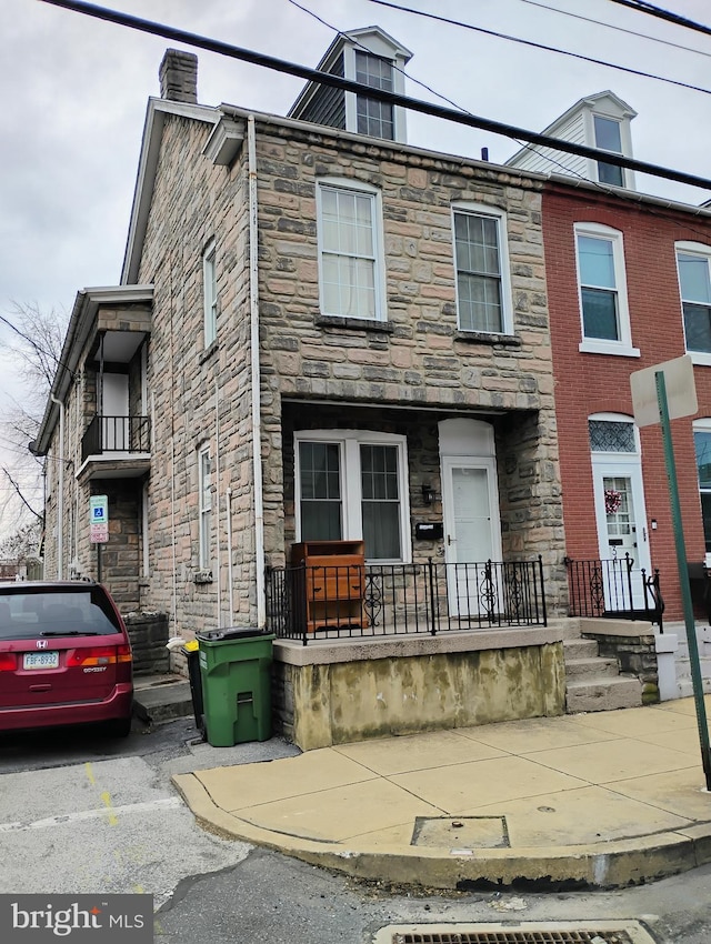 townhome / multi-family property with stone siding