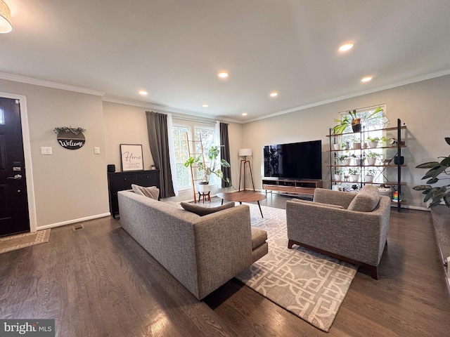 living room featuring recessed lighting, wood finished floors, visible vents, baseboards, and crown molding