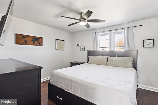 bedroom featuring dark wood-style flooring, ceiling fan, and baseboards