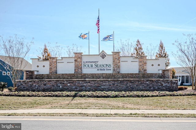 community sign with a yard