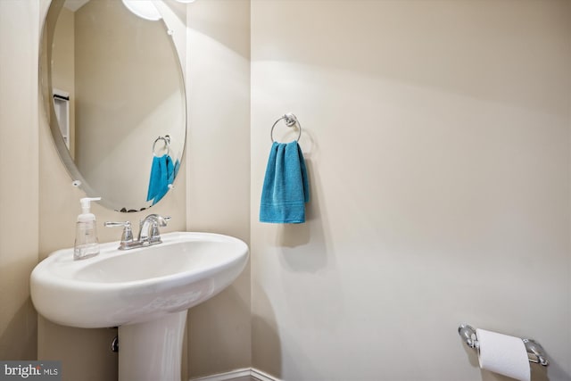 bathroom featuring a sink