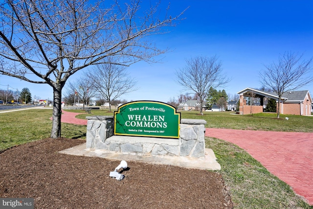 community sign featuring a yard