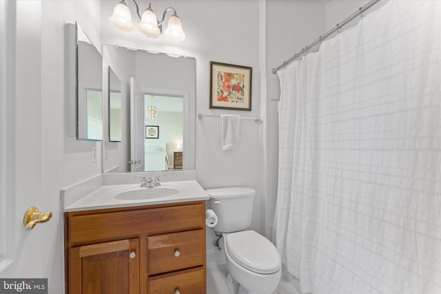 full bathroom with a chandelier, vanity, toilet, and a shower with curtain