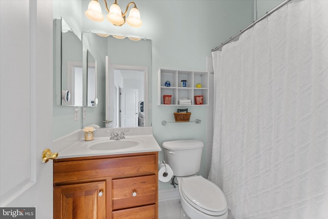 bathroom featuring a shower with shower curtain, vanity, toilet, and an inviting chandelier