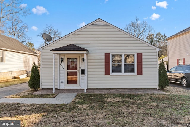 bungalow featuring a front yard