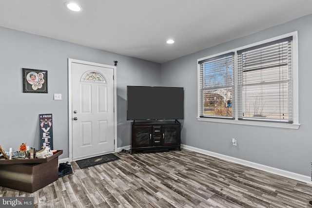 living area featuring recessed lighting, wood finished floors, and baseboards