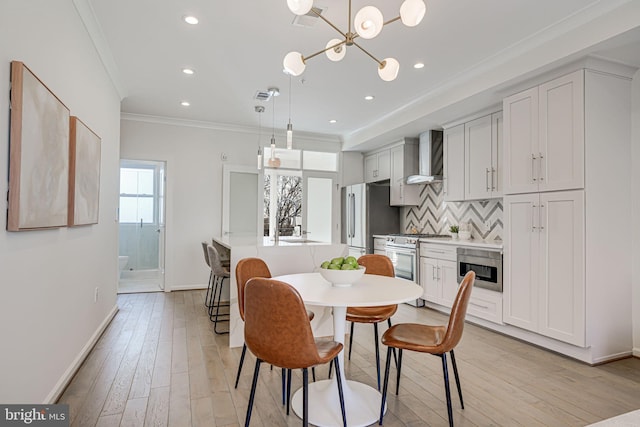 dining space featuring visible vents, crown molding, light wood-style flooring, and baseboards