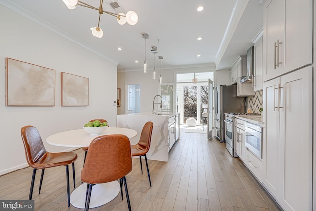 dining area with light wood-style flooring, recessed lighting, visible vents, baseboards, and crown molding