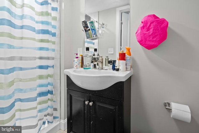 full bathroom with curtained shower and vanity